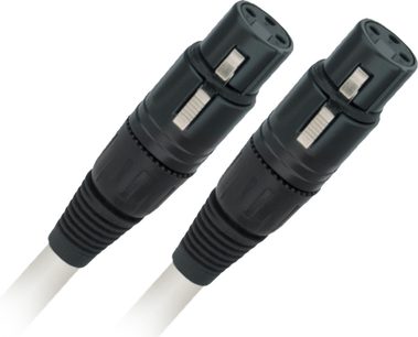 To sorte Wireworld Solstice 8 XLR-hanstik set forfra, side om side, tæt på