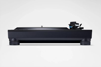 Pickup hi-fi Technics SL-100CEG-K negru, vedere frontală, brațul pickup-ului cu cartuș, platanul, butoane și buton rotativ