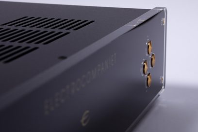 Electrocompaniet ECI-80D sort stereo hi-fi-forstærker. Nærbillede af højre bagside. Sort gitter, 4 forgyldte RCA-stik
