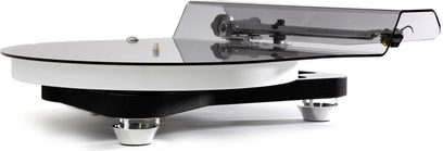 Hi-fi pladespiller Rega Naia med Aphelion 2 MC pickup, set fra siden, sort base, gennemsigtig pladetallerken, opklappet støvlåg, metalfødder