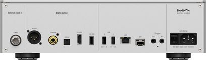 Boîtier de transport audio Matrix Audio gris argent en aluminium brossé, vue arrière complète avec connecteur BNC d’horloge externe, sortie XLR AES/EBU, RCA coaxiale dorée, port optique Toslink, HDMI I²S, deux USB‑A, RJ45, baie SFP, jack trigger 3,5 mm et prise IEC secteur