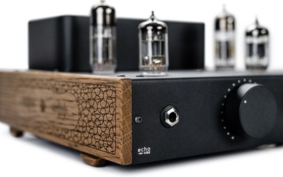 Vysoce věrný sluchátkový předzesilovač Feliks Audio Echo MKII Vibe černý s dřevěným čelním panelem, viditelnými elektronkami a velkým ovladačem hlasitosti