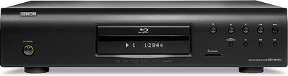 Forsiden af en Denon DBP-2010 4K Blu-ray-afspiller, mat sort kabinet, børstet aluminium, enkelt og elegant design