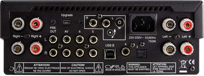 Cyrus ONE HD stereo hi-fi-forstærker, bagside i sort med audio-tilslutninger og strømforsyning, tæt centreret billede