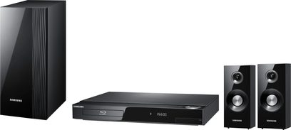 Sort Samsung HT-C5200 hjemmebiografsystem bestående af en Blu-ray-afspiller, to højttalertårne og to kompakte højttalere
