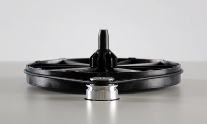 Rega Planar 1 Plus matt vit skivspelare, närbild framifrån centrerad på den svarta tallriken och tonarmens svarta färg