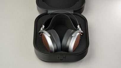 Åbne kablede hi-fi-hovedtelefoner Meze Audio Poet, set forfra, ligger i et sort hårdt etui med beskyttende skumindvendigt