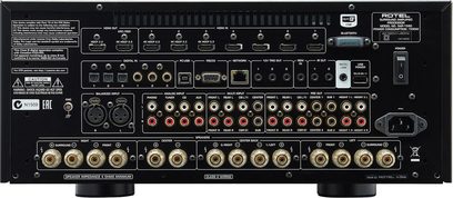 Rotel RAP 1580 sort hjemmebiografsforstærker, frontpanel, forfra. Sort frontpanel med knapper, stik og displayskærm