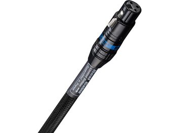 Digitales Audiokabel Real Cable Cheverny II EBU 1m, schwarzer und blauer XLR-Stecker, schwarzer Geflechtmantel, Draufsicht auf weißem Hintergrund