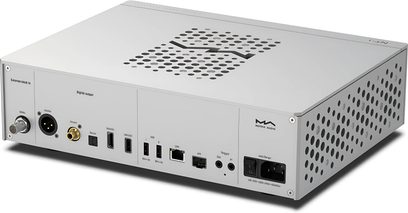 Matrix Audio NT‑1 digitale transport in zilverkleurig geborsteld aluminium, driekwart achteraanzicht links, bovenkant met geperforeerd S-patroon en geventileerde zijkanten, achterpaneel met BNC-, XLR-, RCA-, optische, USB-, HDMI I²S-, LAN-, trigger- en IEC-netvoedingsaansluitingen