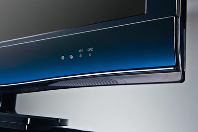Sharp LC-46DH77E fladskærms-LED-TV, nærbillede af nederste højre hjørne, kontrolknapper integreret i rammen