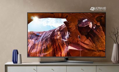 Televizor Samsung UE55RU7405 4K Ultra HD zobrazující scénu skalnatého kaňonu v červených a oranžových tónech pod modrou oblohou