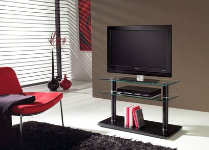 Sort TV-møbel med glas, 2 hylder, fladskærm, dekoder, bøger, rød vase på beige shaggy-tæppe i moderne stue