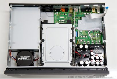 OPPO BDP-95EU Blu-ray-afspiller åben, set forfra indvendigt med elektroniske komponenter og afspillermekanisme