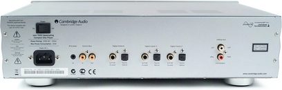 CD přehrávač Cambridge Audio 740C černý, pohled zepředu, stříbrný čelní panel s tlačítky a konektory, modrý digitální displej