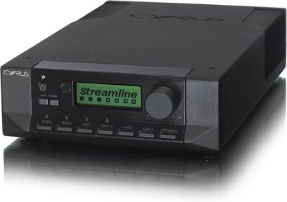 Cyrus Streamline2 sort netværksaudioafspiller, frontvisning, grøn "Streamline"-skærm, knapper og porte på frontpanelet, rektangulært mat sort kabinet