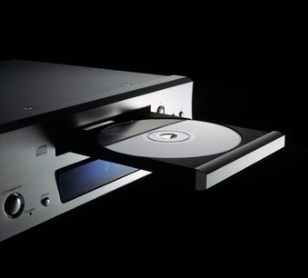 Onkyo C-733 sort CD-afspiller, set oppefra i perspektiv, åben CD-bakke, frontpanel med display og knapper