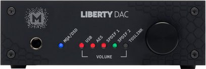Mytek Liberty Dac juodas garso DAC keitiklis su raudonais, žaliais ir mėlynais šviečiančiais mygtukais ir indikatoriais priekinėje dalyje