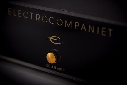 Nærbillede af forsiden af Electrocompaniet EC 4.8 MK II stereo-forforstærker med gylden skrift og drejeknap