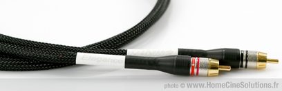Trådløst RCA O2A Elegance Modulation sort flettet lydkabel med forgyldte RCA-stik og røde ringe, på hvid baggrund