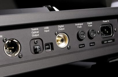 Задна страна на черен CD плеър Rega Isis CDP с конектори Toslink, USB, аналогови и цифрови