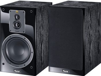 Diffusori da scaffale Signature 503 neri, vista frontale e angolata, uno con griglia rimovibile, l'altro che mostra tweeter e woofer circolari