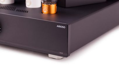 Amplificatore valvolare Feliks Audio Arioso 300B nero, vista ravvicinata frontale con valvola visibile sulla parte superiore