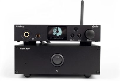 EarMen CH-Amp Signature sort hovedtelefonforforstærker, set forfra, central skærm, hovedtelefonudgange og lydstyrkeknap