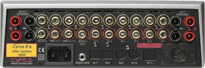 Cyrus 8a sølvfarvet stereo hi-fi-forstærker, frontpanel, forfra. Grå frontpanel med røde og sorte knapper, jackstik og display