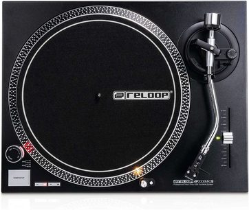 Reloop RP 2000 MK2 sort pladespiller, stribede sølvfarvede tallerken, lige tonarm, kontroller og stik på forsiden