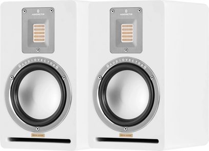 Sæt AudioVector QR1 SE hvide reolhøjttalere i mat træfinish, set forfra, med indbygget bånddiskant i børstet aluminiumplade, sølvfarvet keglewoofer med metalring og vandret basrefleksport nederst på fronten