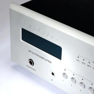 Bryston BR-20 stereo förförstärkare med silverfront, svart display, hörlursuttag och runda knappar