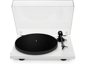 Hi-fi platenspeler Triangle Lunar 1 wit, wit chassis, zwart draaiplateau en toonarm, doorzichtige stofkap omhoog, vooraanzicht