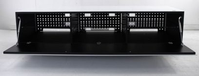 Spectral Brick BR1501 sort audio-/videomøbel, frontvisning, 3 rum med ventilationsgitre, på en grå overflade