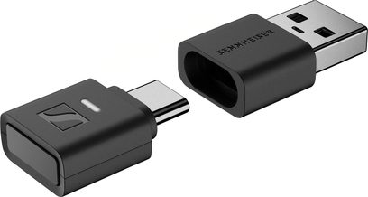 Компактен безжичен предавател Sennheiser BTD 700 от матов черен пластмасов материал, перспективен изглед, USB-C конектор с лого и светодиоден индикатор, придружен от съответстващ USB-A адаптер
