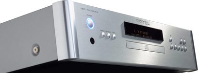 Høykvalitets CD-spiller Rotel RCD-1572 MKII sølv, sett fra vinkel, front med svart skjerm, sølvknapper, metallkabinett