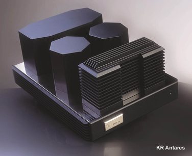 Stereoanløb KR Antares mat sort, oktogonale geometriske former stablet oven på hinanden, sorte kølelegemmer, sølvfarvet navneplade