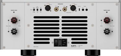 Matrix Audio MA‑1 effektforsterker i lys grå aluminium, komplett bakside, brede sentrale sorte ventilasjonsåpninger, røde og svarte høyttalerterminaler på sidene, forgylte XLR- og RCA-innganger, nedre IEC-strømtilkobling