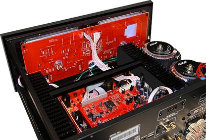 Stereo hi-fi zesilovač Advance Paris X-i125 černý, vnitřní pohled shora ukazující červené tištěné spoje a elektronické součástky