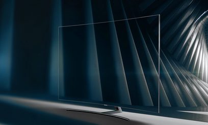 Samsung QE65Q8C 2018 buet TV set fra siden, slukket skærm, sølvfarvet smal ramme, på mørkeblå baggrund med buede linjer
