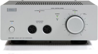 Sluchátkový předzesilovač STAX SRM-700S, pohled zepředu, stříbrný čelní panel s černými tlačítky, ovladačem hlasitosti a sluchátkovými výstupy