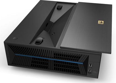 Benq V6050 sort videoprojektor, set lidt fra siden forfra, blå ventilationsgitre, tilslutningsporte på bagsiden