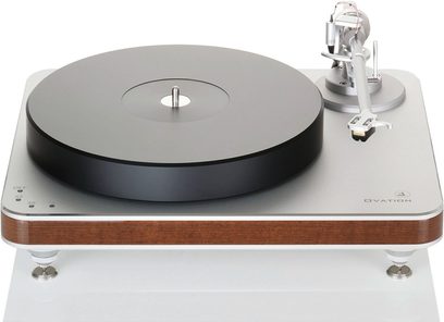 Hi-fi pladespiller Clearaudio Ovation TT033, mørkegrå cirkulær pladetallerken, rektangulær lysebrun træbase, sølvfarvet lige tonearm