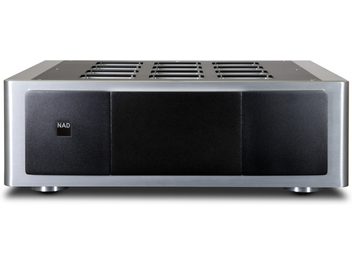 Černý vícekanálový výkonový zesilovač NAD M28, pohled zepředu, tři svislé ventilační mřížky na čelním panelu