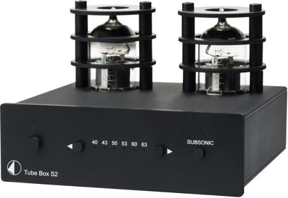 Černý phono předzesilovač Pro-Ject Tube Box S2 se dvěma elektronkami, otočnými knoflíky, pohled zepředu a shora na bílém pozadí