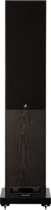 Gulvhøjttaler Fyne Audio F501E, set forfra, sort gitter, mørkt træ, rektangulær sokkel, koniske fødder