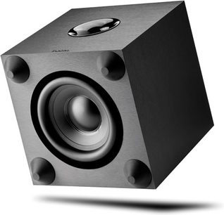 Focal CUB Evo schwarzer Subwoofer, perspektivische Frontansicht, kubische Form, zentraler runder schwarzer Lautsprecher