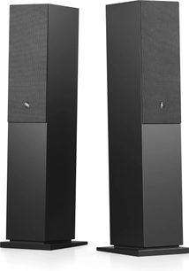 Et par svarte Audio Pro A48 W gulvstående høyttalere, med grå griller på øvre del og flate sokler
