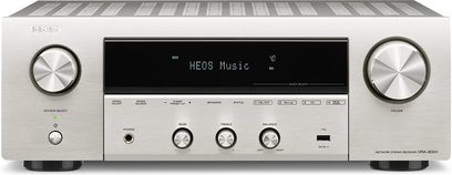 Denon DRA-800H sidabrinės spalvos hi-fi stereo stiprintuvas, priekinis skydelis su "HEOS Music" ekranu, valdymo mygtukais ir rankenėlėmis, ausinių ir papildoma įvesties lizdais