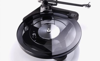 Toca-discos Rega Planar 8 com célula Nd7, vista de cima, prato circular transparente, braço de leitura preto, base angular